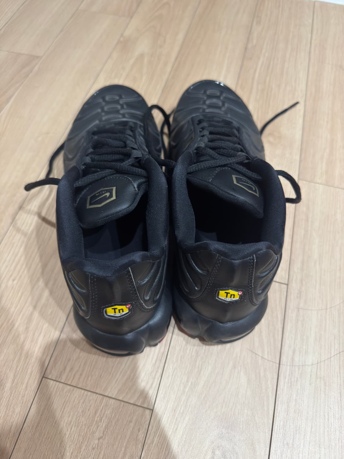 나이키 에어 맥스 플러스 블랙:유니버시티 레드 상품이미지4