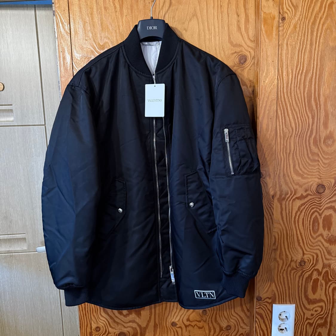 발렌티노 23 f/w VLTN 봄버 자켓 판매 합니다. 상품이미지1