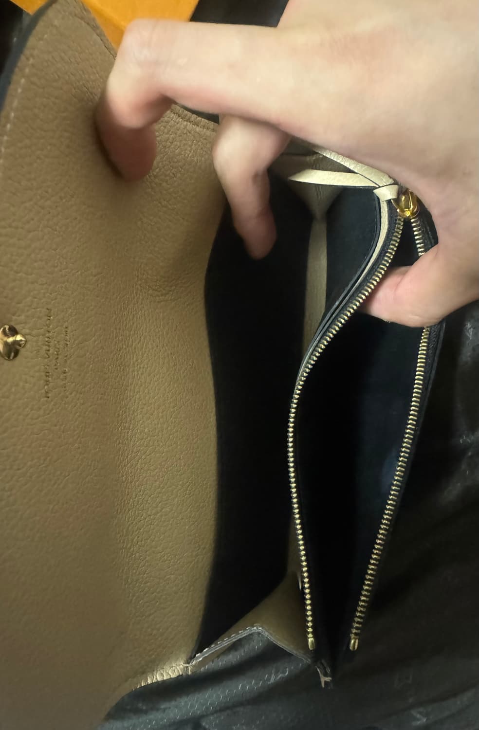 루이비통 에밀리 월릿 모노그램 앙프렝뜨 지갑 블랙 상품이미지6