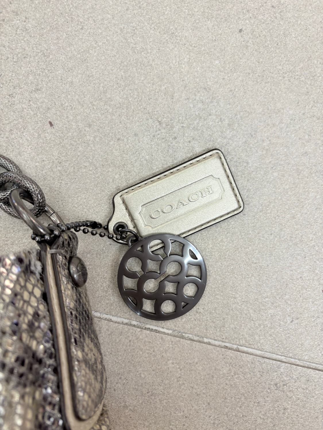 코치 뱀피 갸루 숄더백 상품이미지4