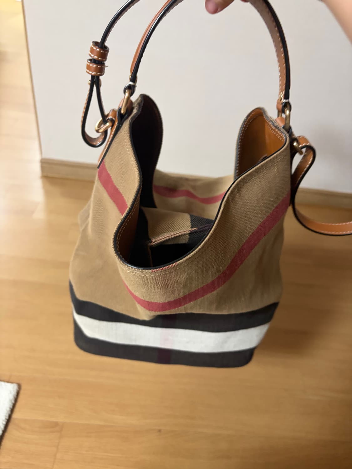 버버리 체크 호보백 상품이미지1