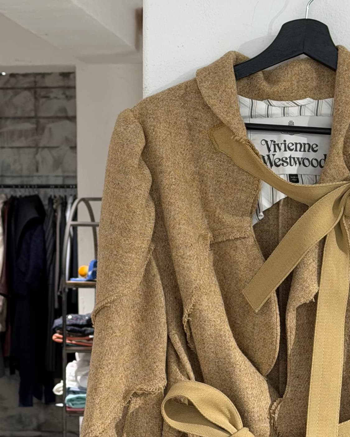 비비안웨스트우드 베이지 리본 트램프 코트 상품이미지2