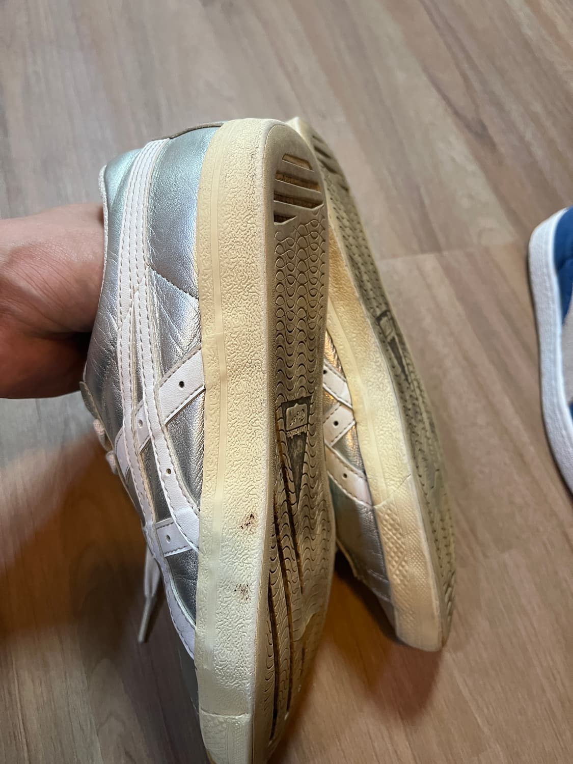 오니츠카타이거 실버 스니커즈 245mm 상품이미지3