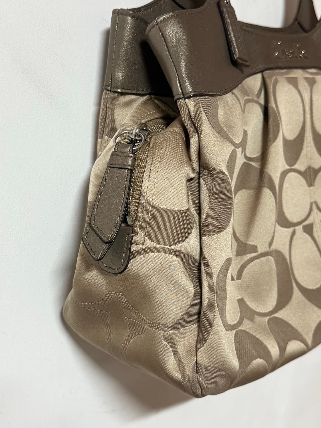 안감 핑크🩷 코치 시그니처 자카드 숄더백 베이지 브라운 상품이미지4