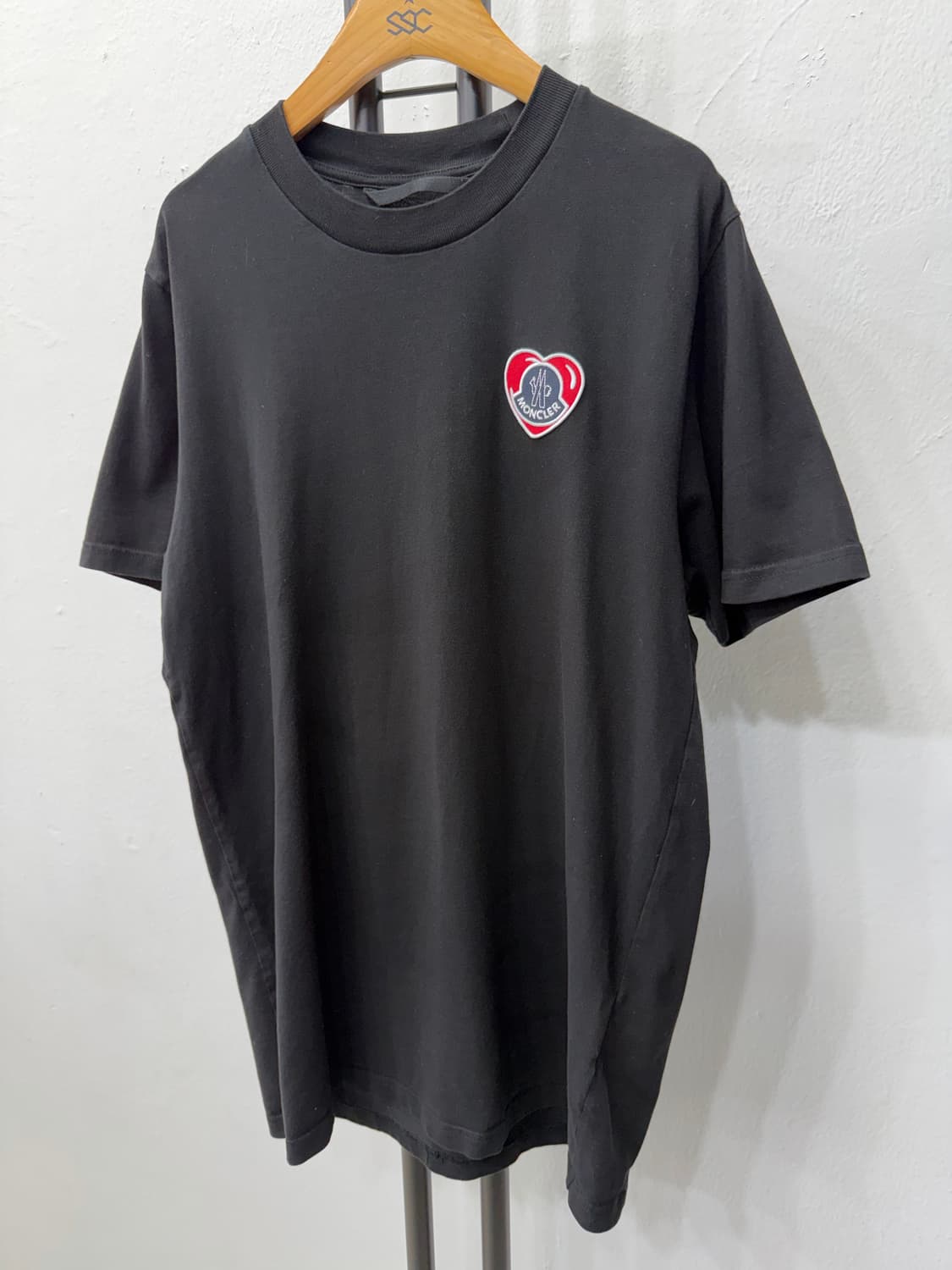 정품) 몽클레어 남성 23ss 하트 로고 블랙 반팔티 M 상품이미지3
