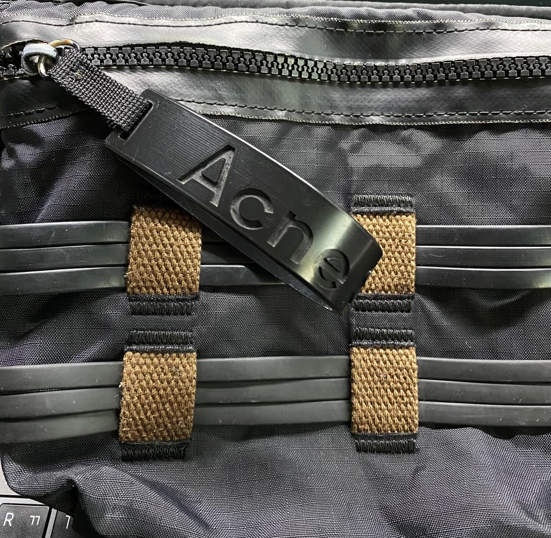 아크네 크로스백 상품이미지1