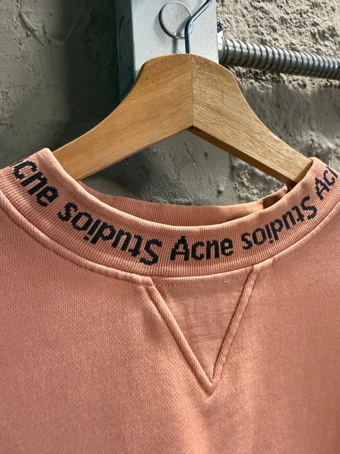 아크네스튜디오 Acne Studios 넥로고 크루넥 스웻셔츠 핑크 상품이미지5
