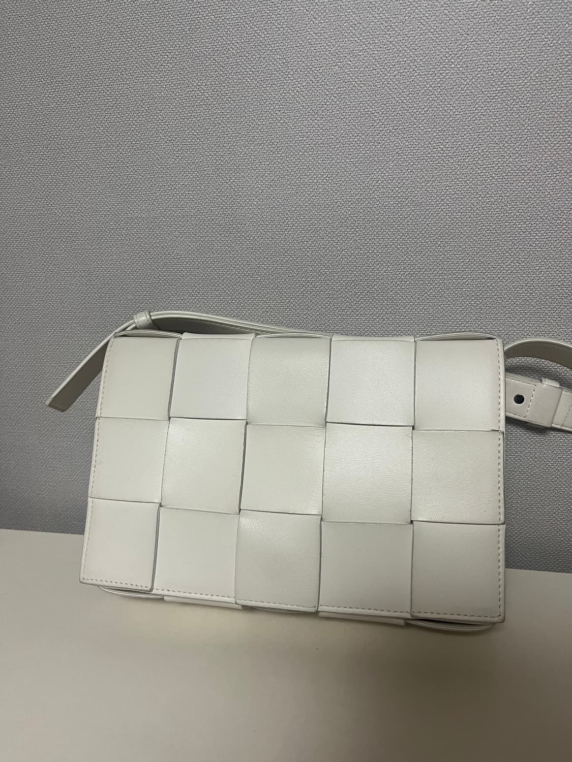 보테가베네타 카세트백 화이트 상품이미지1