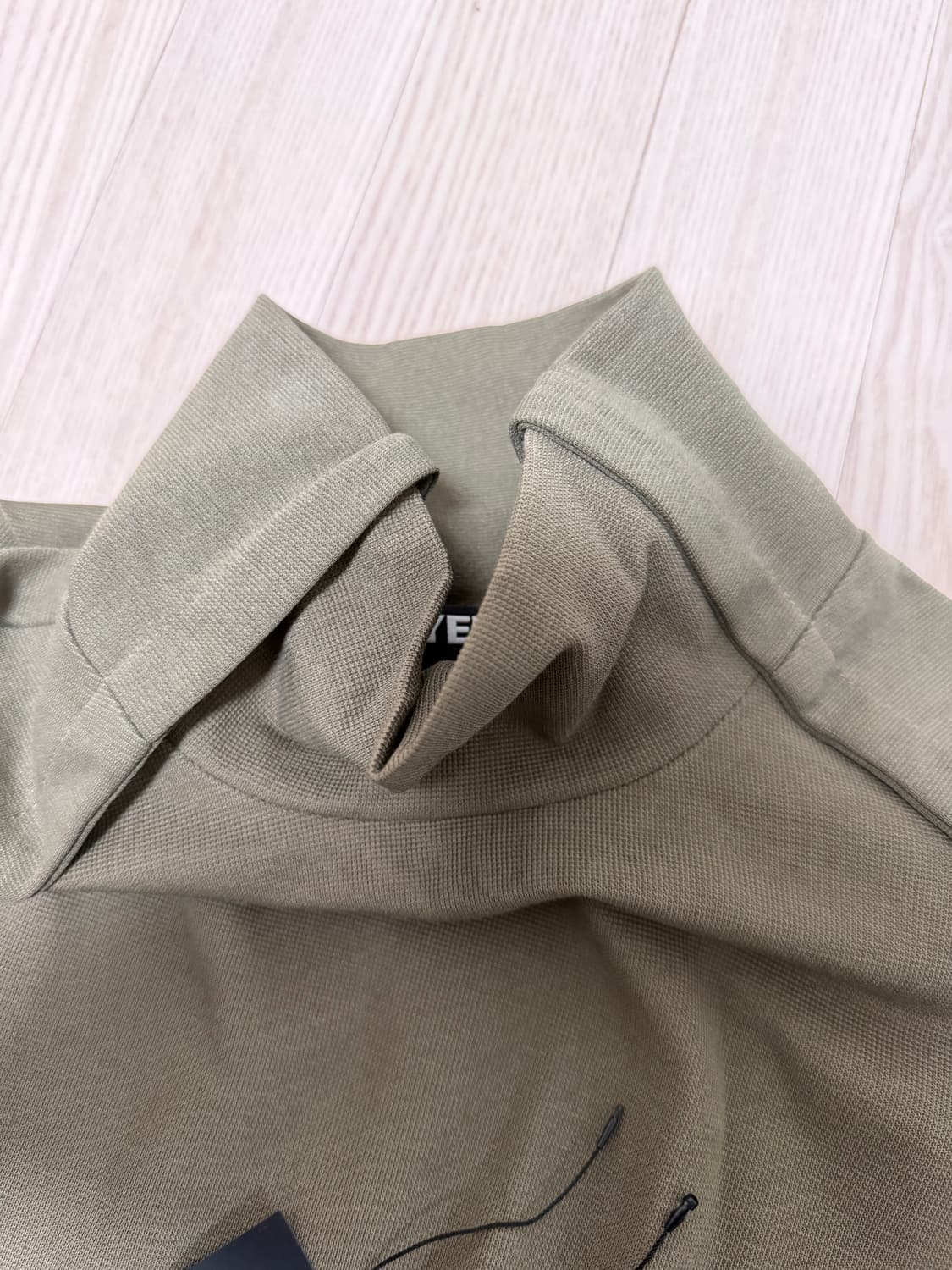 혜인서 모크넥 롱슬리브 카키 티셔츠 상품이미지4