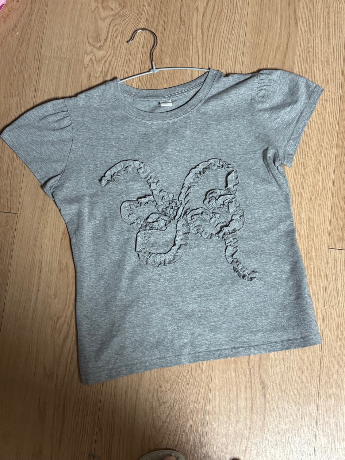 시눈 버터플라이 프릴 티셔츠 로라로라 타낫 아카이브제이투유 더바넷 상품이미지2