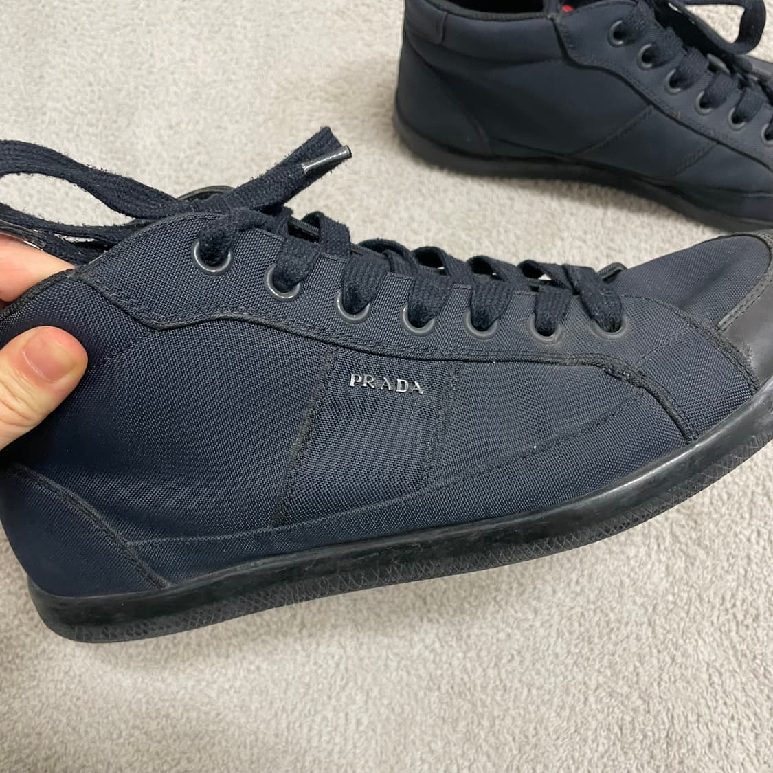 285) 프라다 스포츠 사이드 메탈 로고 스니커즈 미드탑 네이비 상품이미지4