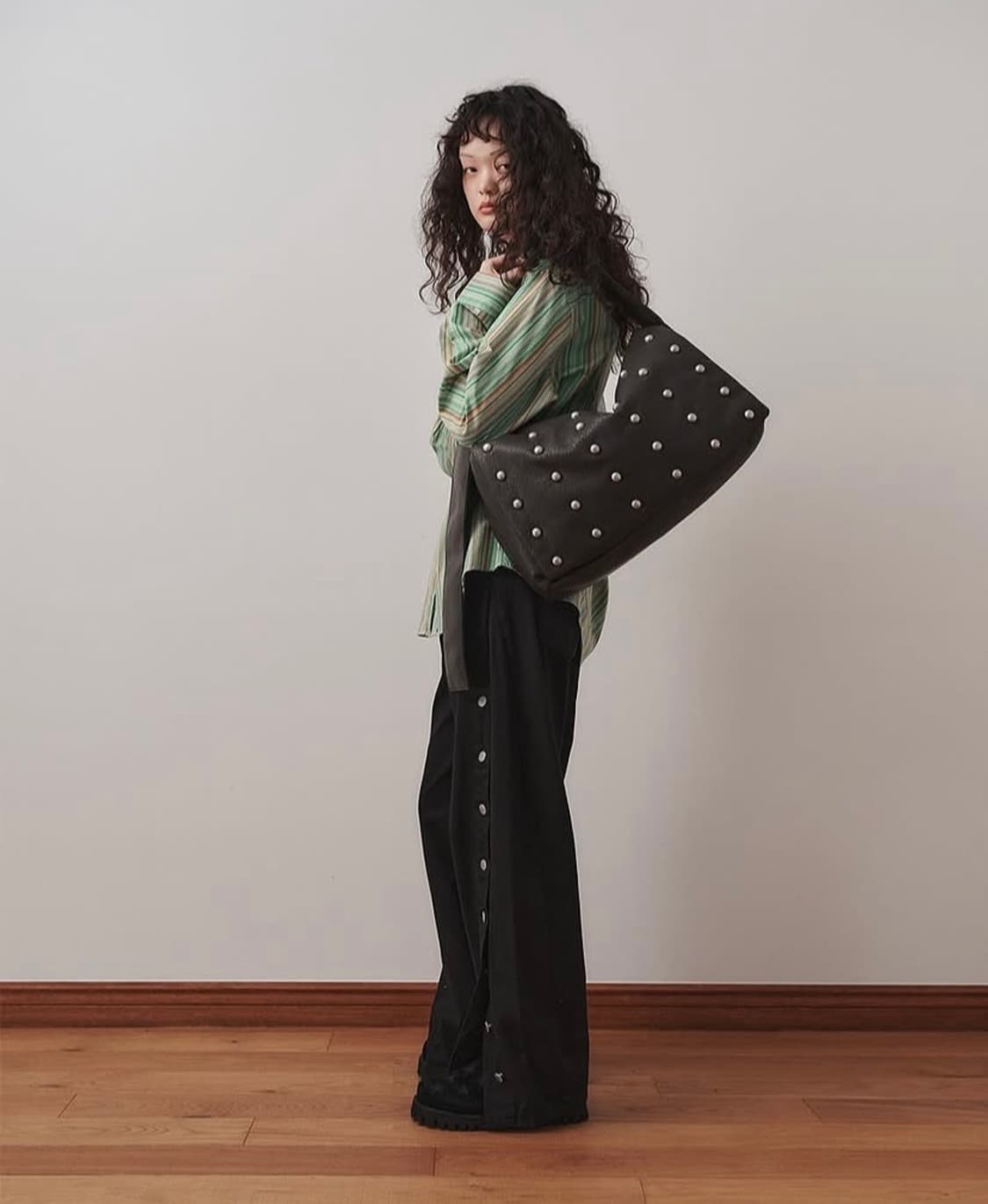 플리즈프로덕트 스터드 레더 메신저백 단종 상품이미지5