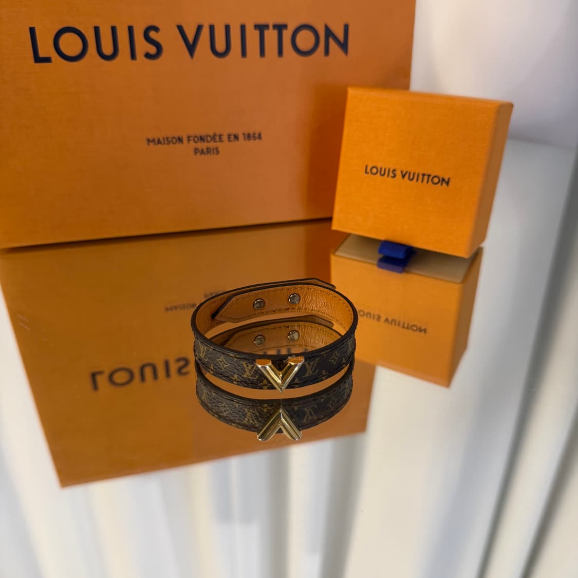 (17)루이비통 모노그램 에센셜 V 팔찌  상품이미지2