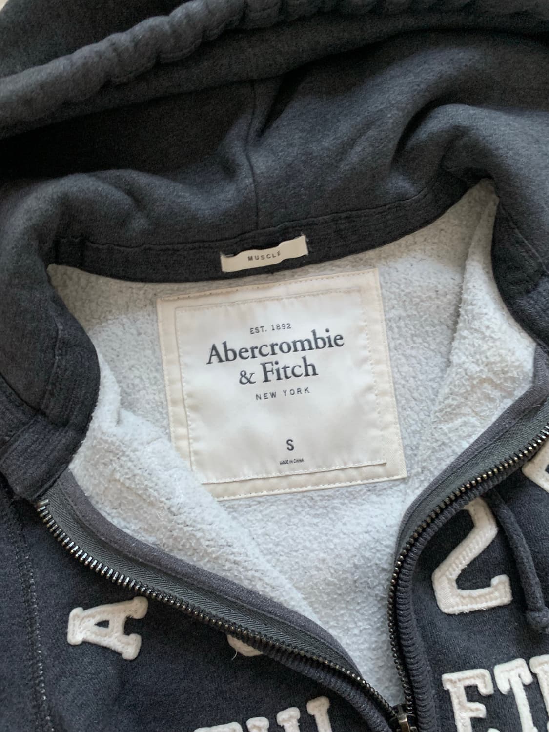 아베크롬비 중앙 자수 로고 차콜 후드집업 상품이미지6