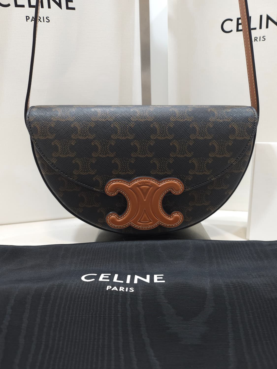 셀린느 퀴르 트리옹프 베사체 하프문 반달 백 상품이미지2