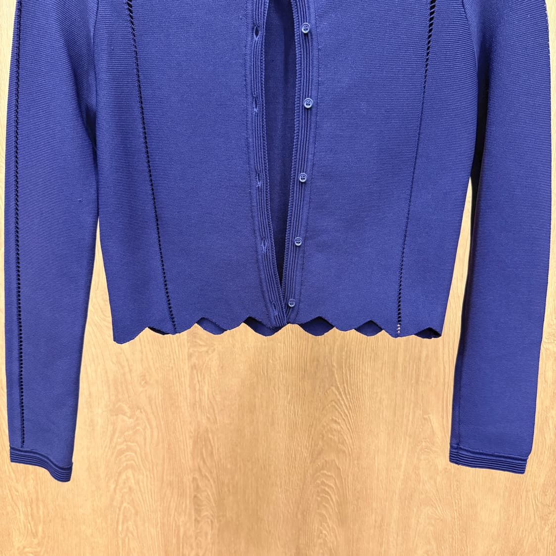 산드로 크롭 라운드넥 니트 가디건 펀칭 디테일 슬림핏 네이비 상품이미지5