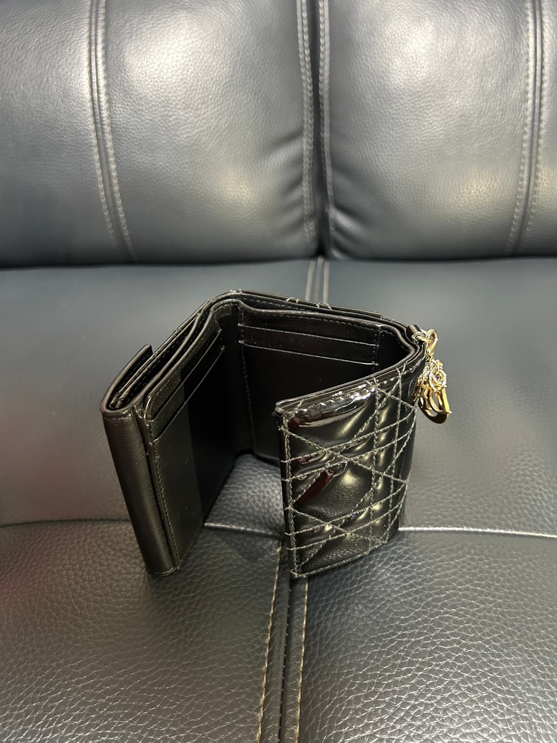 디올 페이던트 까나쥬 로투스 지갑 상품이미지3