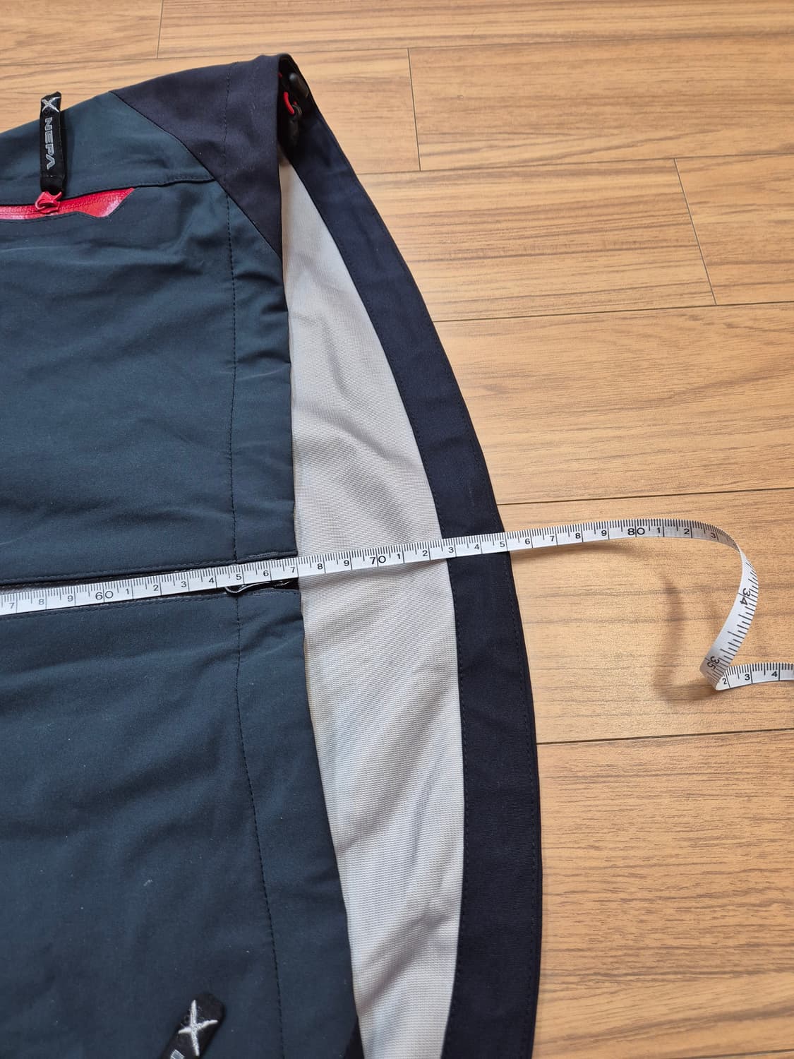 네파 남성 바람막이 자켓입니다. 짙은 색상이라 때 탈 걱정 없이 편하게  상품이미지4