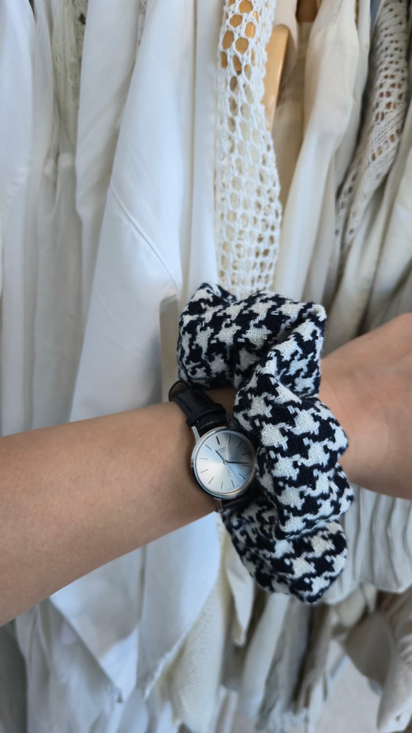 Small ​하운드투스 체크 블랙 모직 헤어스크런치 hair band 상품이미지2