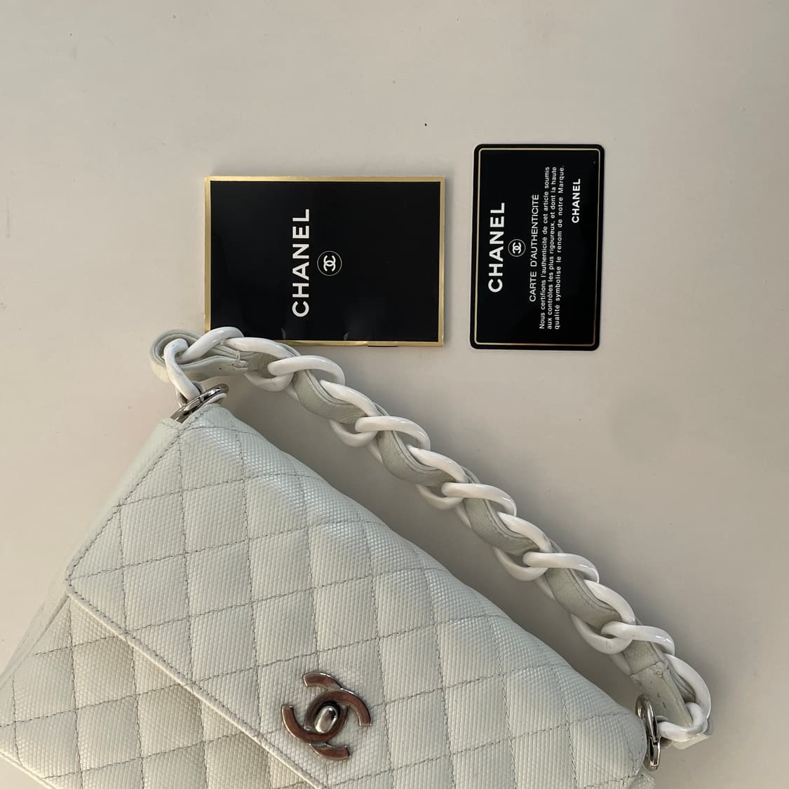 샤넬 클래식 화이트 페이던트 캐비어 코코 마크 플라스틱 볼드 체인플랩백 상품이미지10