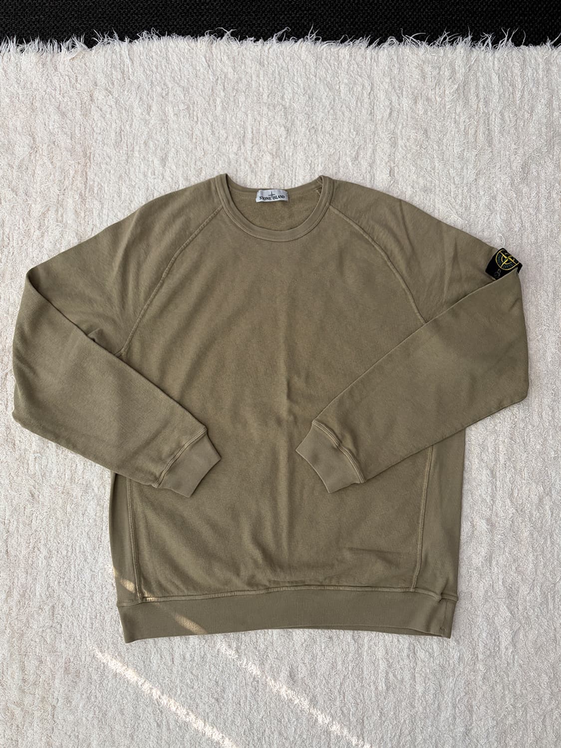 스톤 아일랜드 와펜 카키 맨투맨 상품이미지1