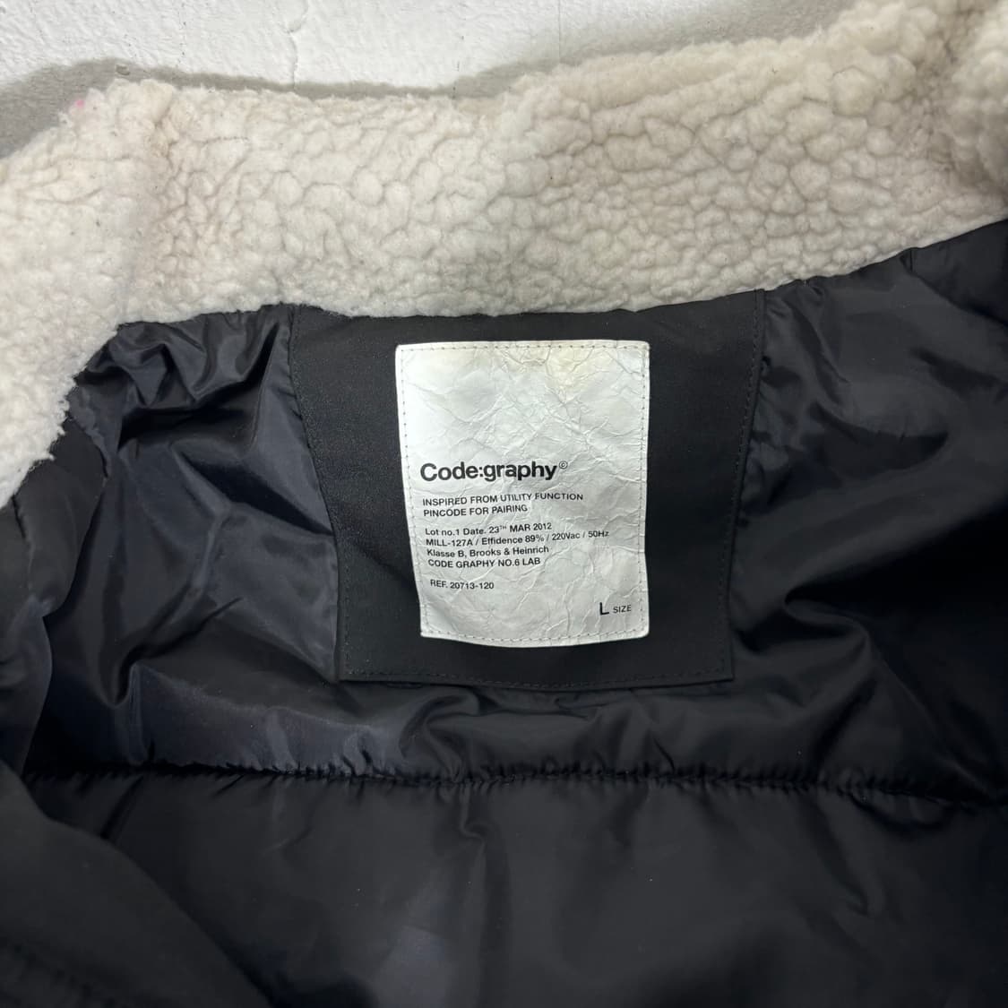 L 코드그라피 블랙 오버핏 투웨이 쉐르파 패딩 상품이미지5