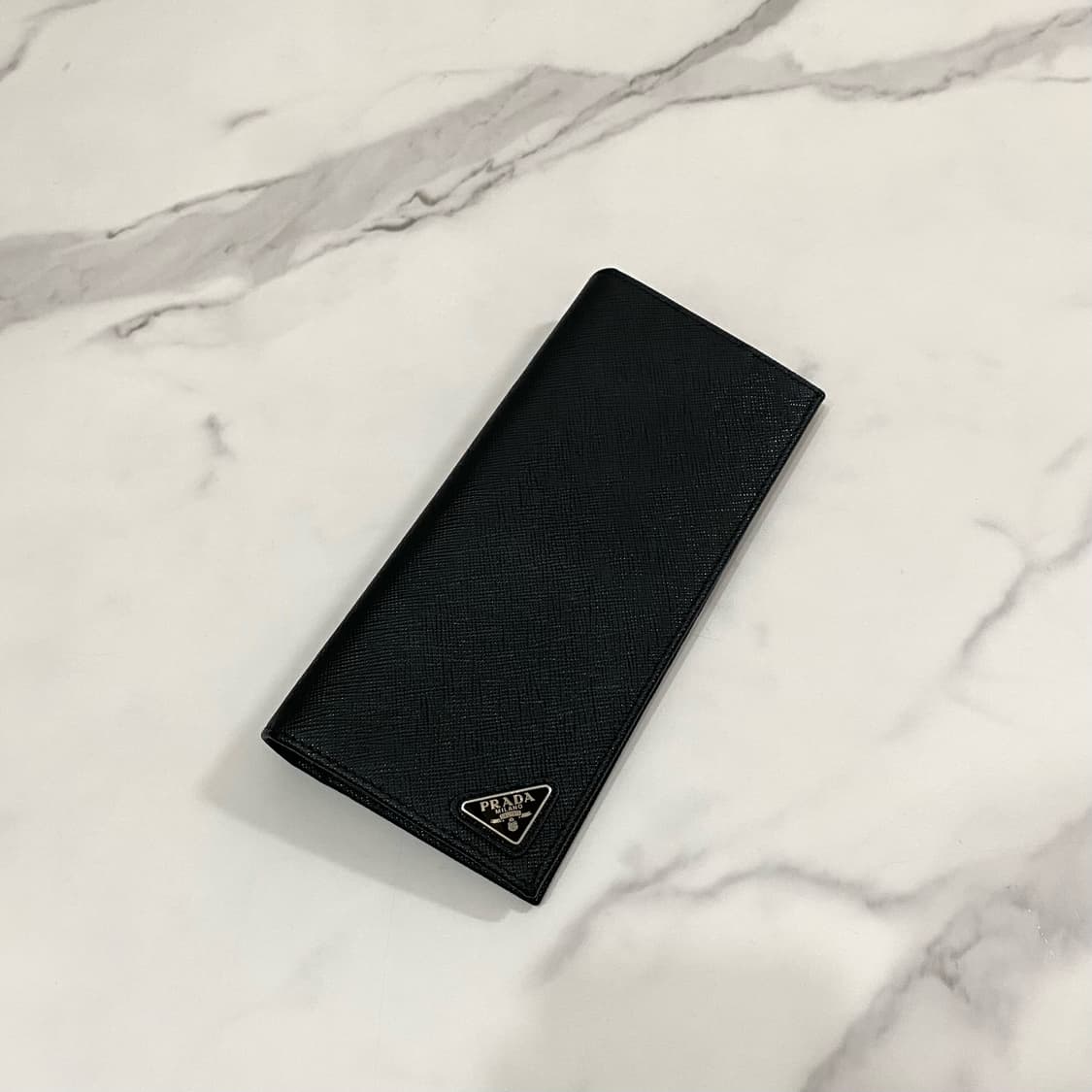 새상품급 프라다 사피아노 레더 삼각로고 장지갑 블랙 2MV836 상품이미지4
