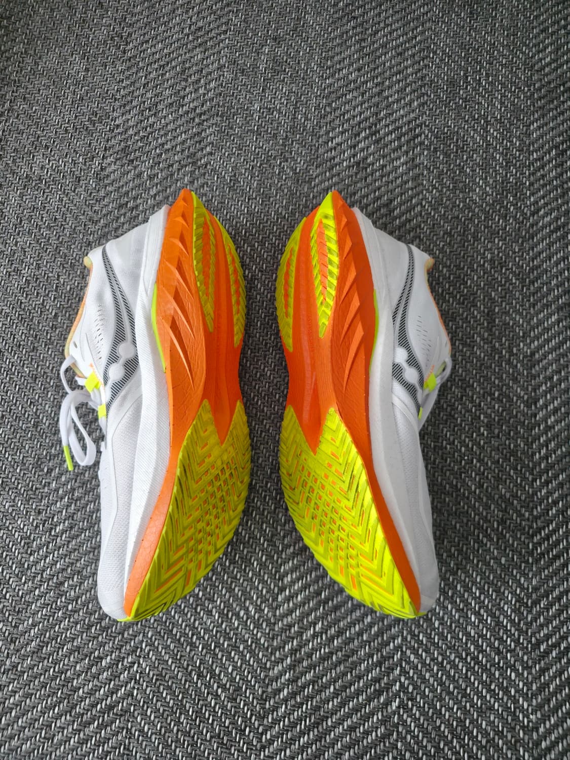 써코니 엔돌핀 스피드4 러닝화 275 상품이미지2