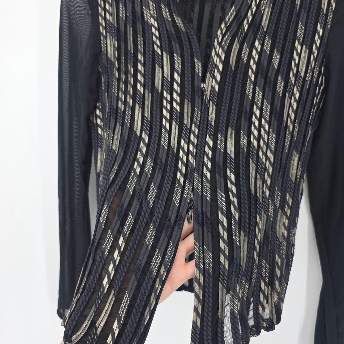 프리미엄 시스루 스트라이프 블랙 탑 (유니크 입체 패턴) 상품이미지6