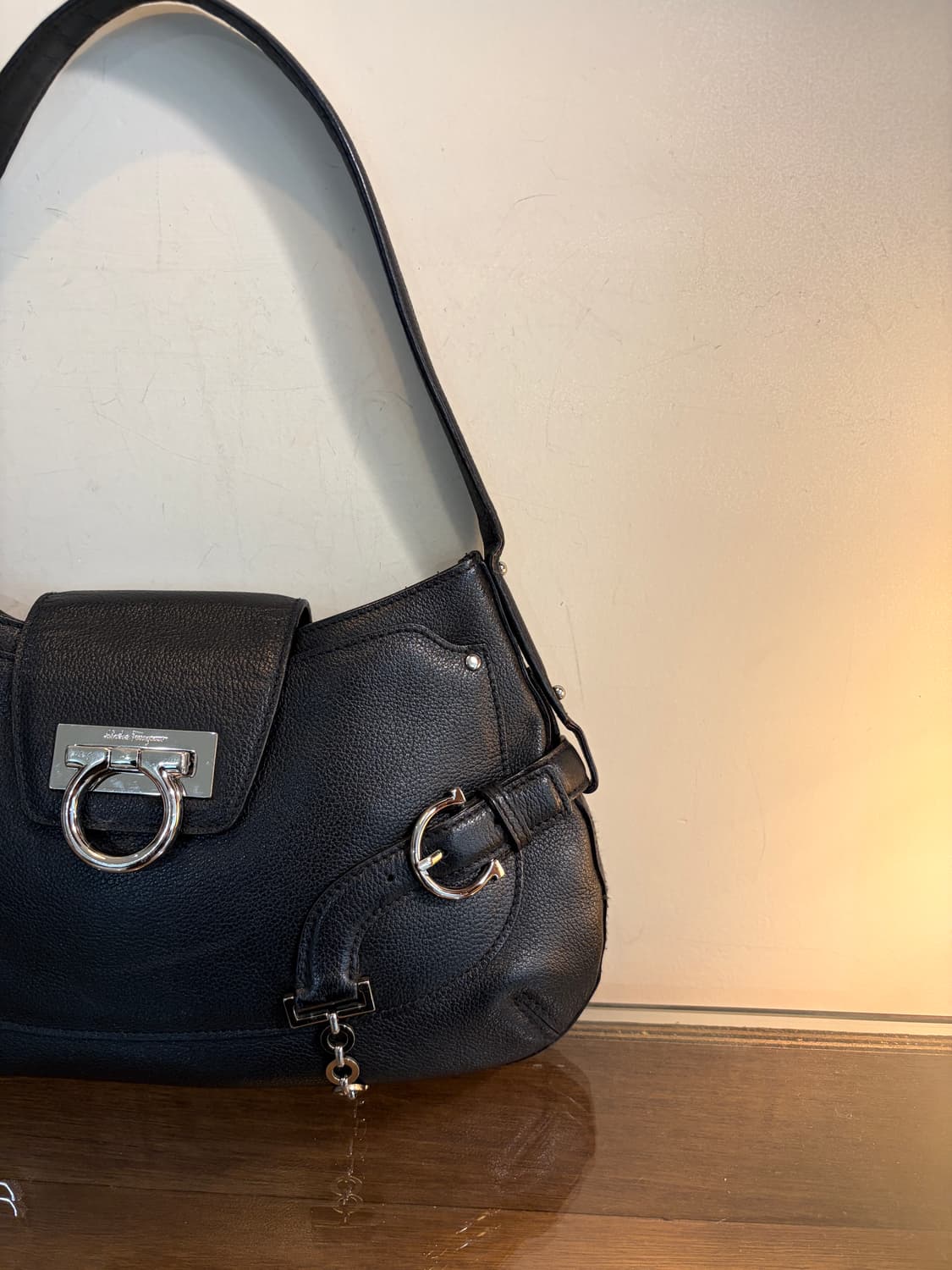 페라가모 간치니 링 메탈 숄더백 상품이미지4