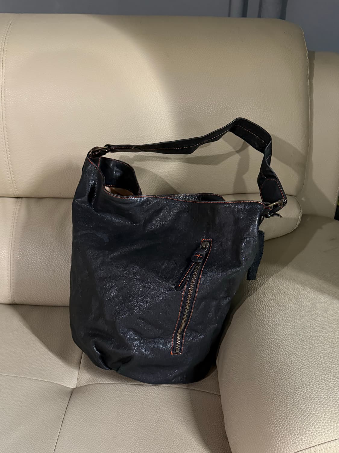 Stitch point zipper leather shoulder bag 상품이미지1