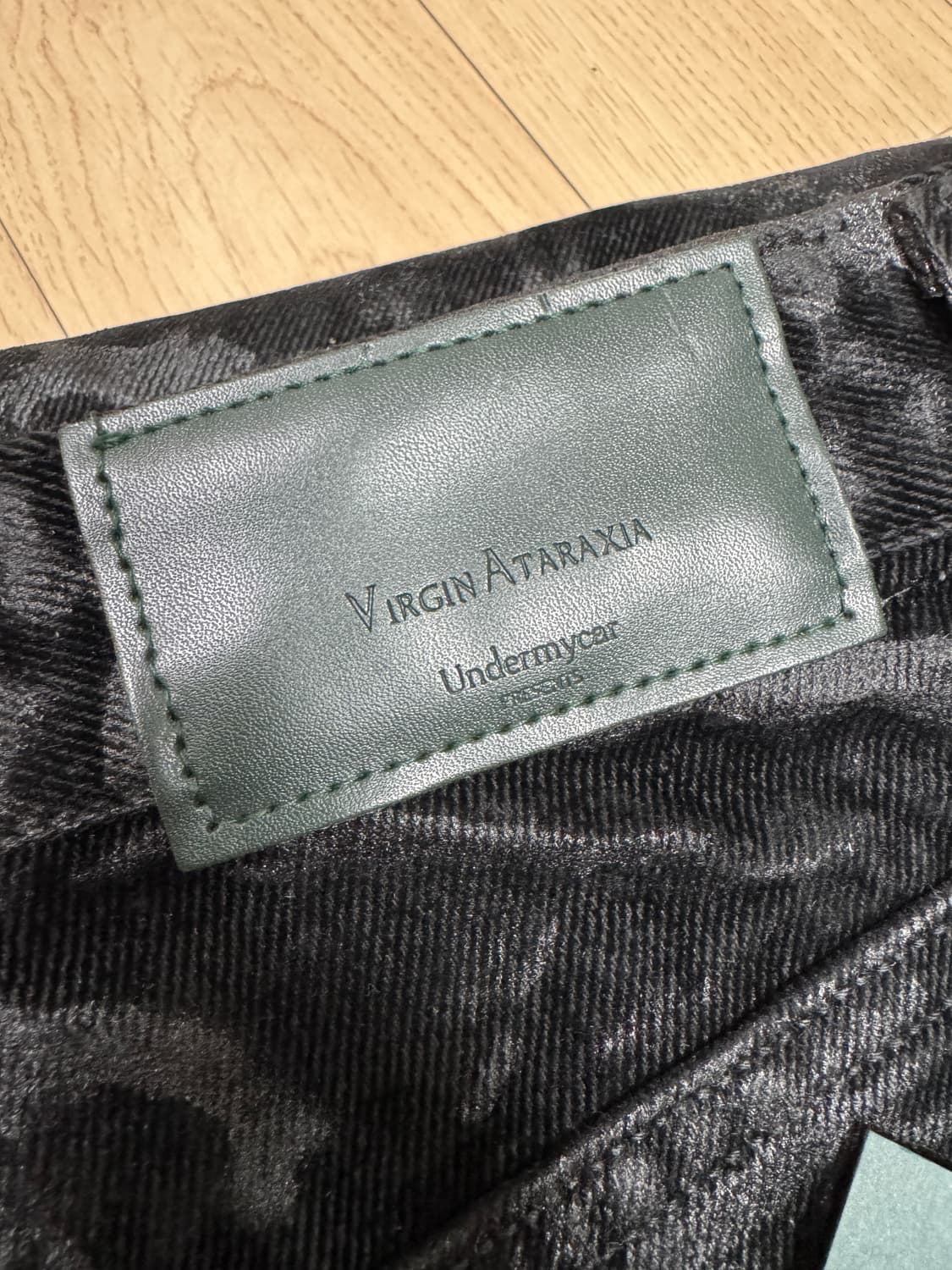 언더마이카 벨벳 플레어진 블랙 1사이즈 판매합니다. 상품이미지9