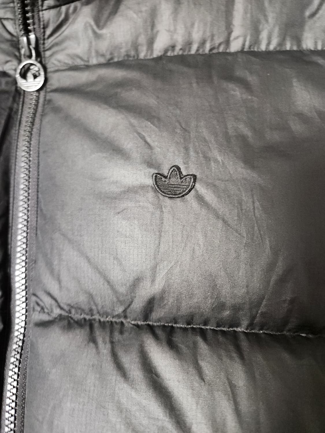 아디다스 푸퍼 덕다운 자켓 블랙 색상입니다. 사이즈는 105(XL)이고, 상품이미지8