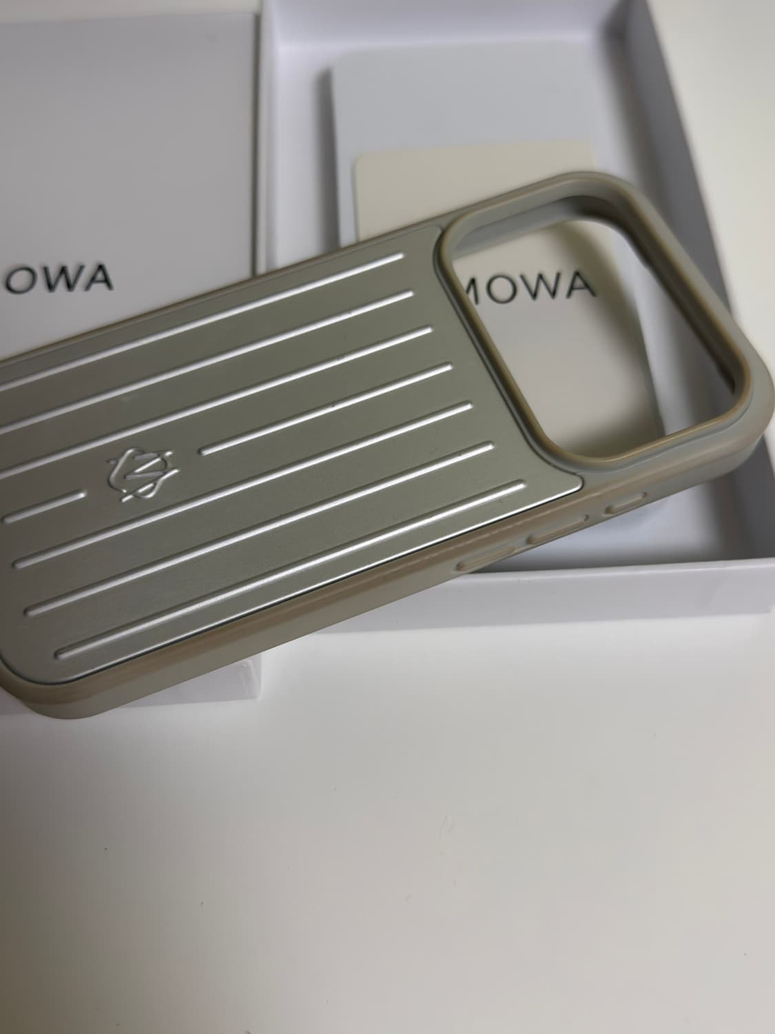 정품 리모와 아이폰17프로 실버 케이스 상품이미지3