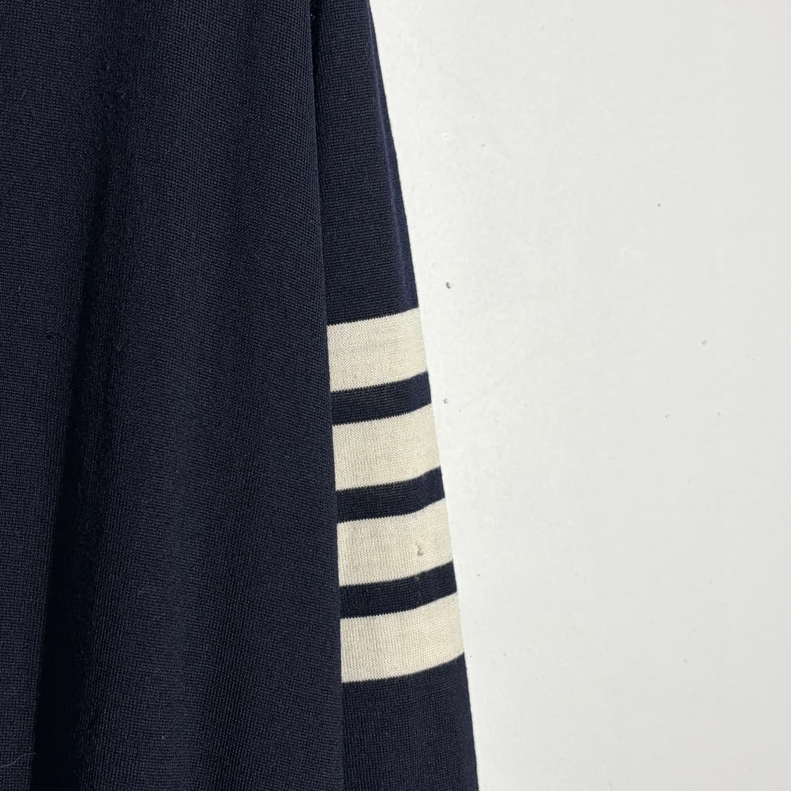 톰브라운 네이비 브이넥 가디건 (무료배송) 상품이미지4