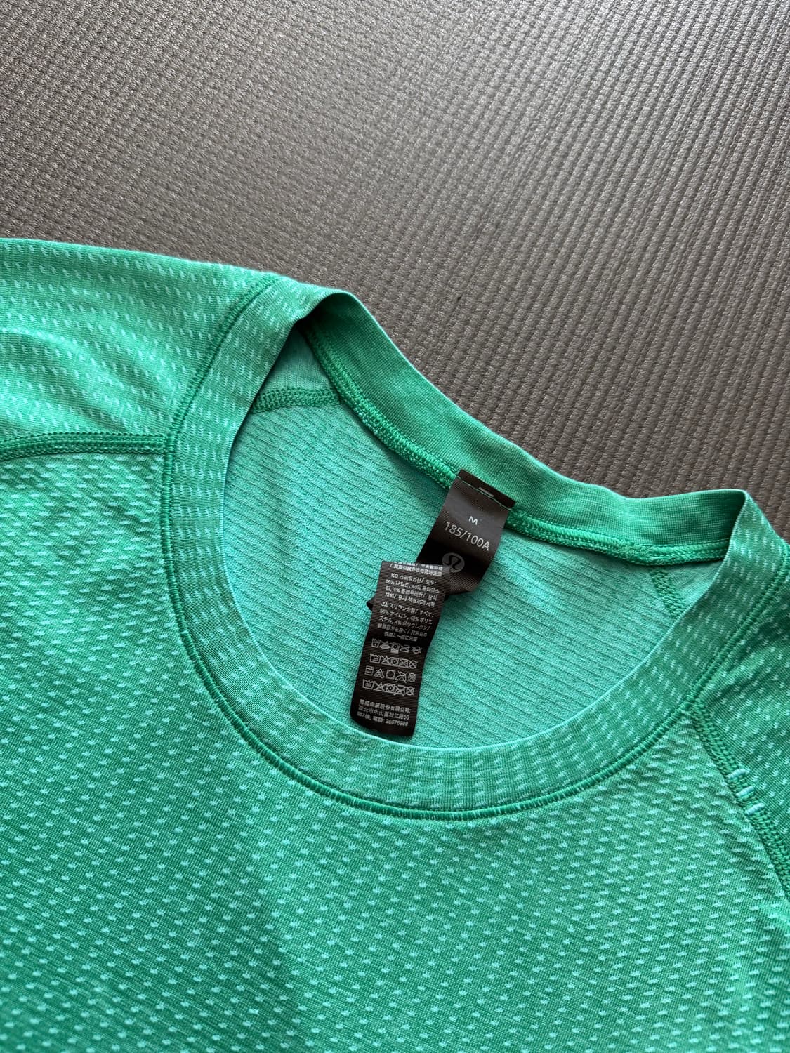 룰루레몬 메탈 벤트 테크 티셔츠 남성 m 사이즈 판매합니다. 상품이미지2