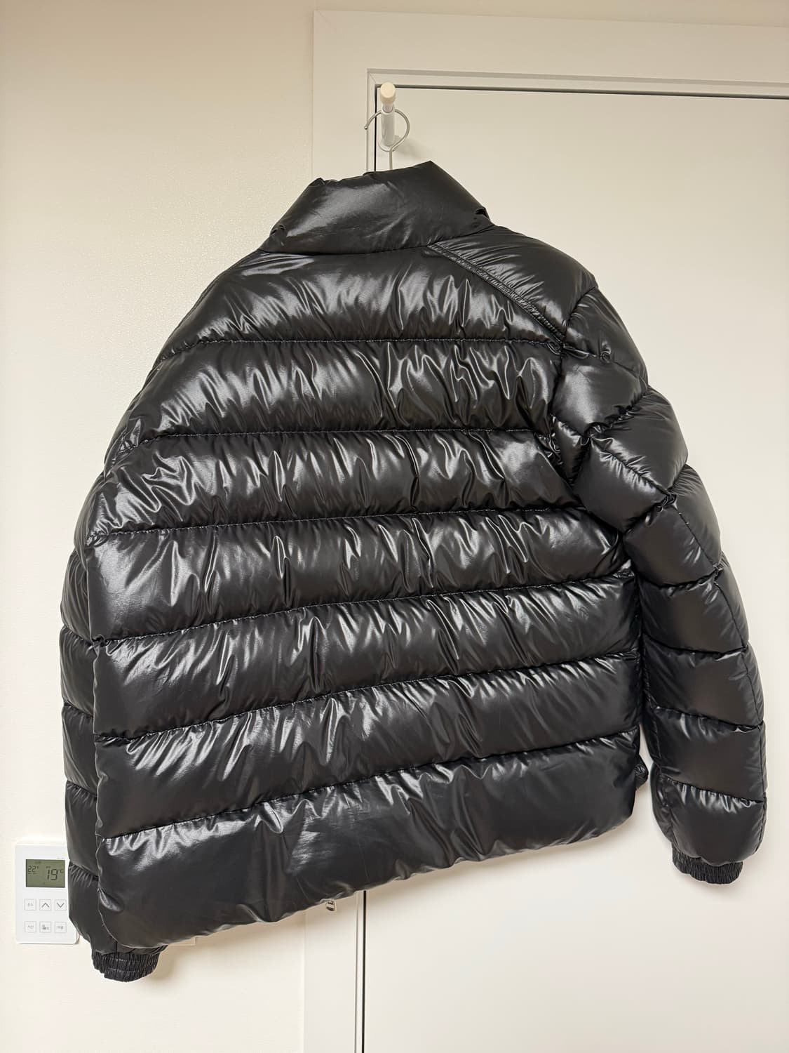 [100-105사이즈] 몽클레어 24fw Lule 룰레 숏패딩 유광 블랙 상품이미지7