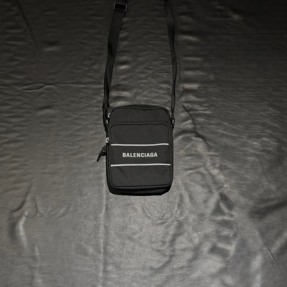 발렌시아가 로고 크로스 미니백 블랙 상품이미지1