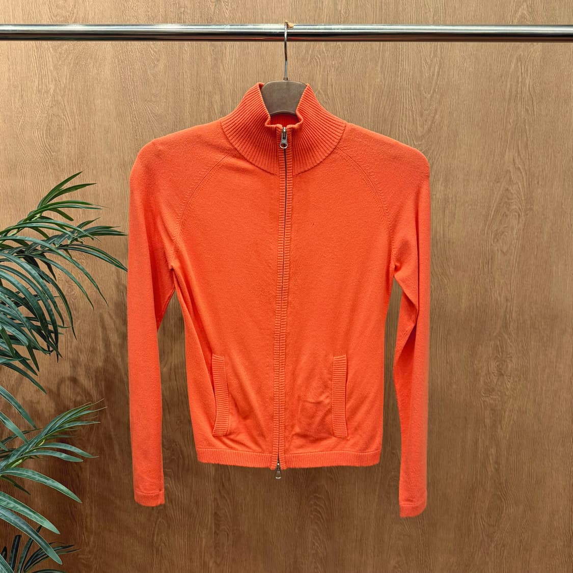 띠어리 하이넥 긴팔 니트 집업 무지 립 넥 디테일 레귤러핏 오렌지 상품이미지1