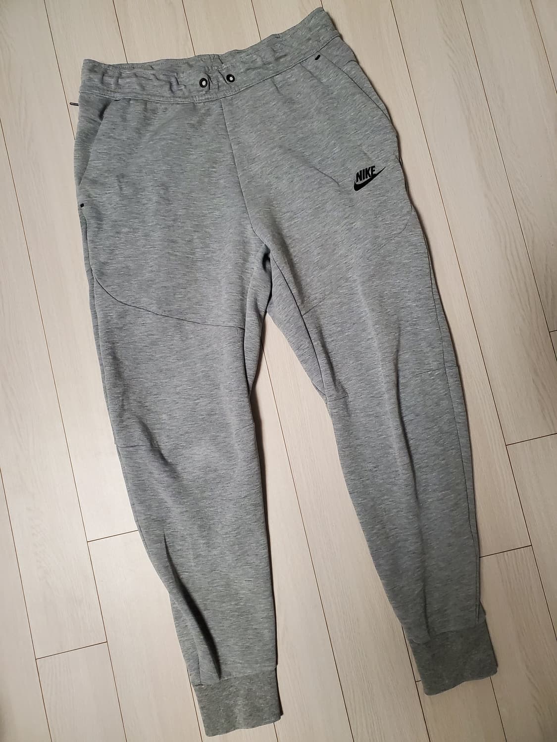 나이키 테크 플리스 조거 팬츠 CU4496-063 사시즈90 s

사용감 상품이미지1