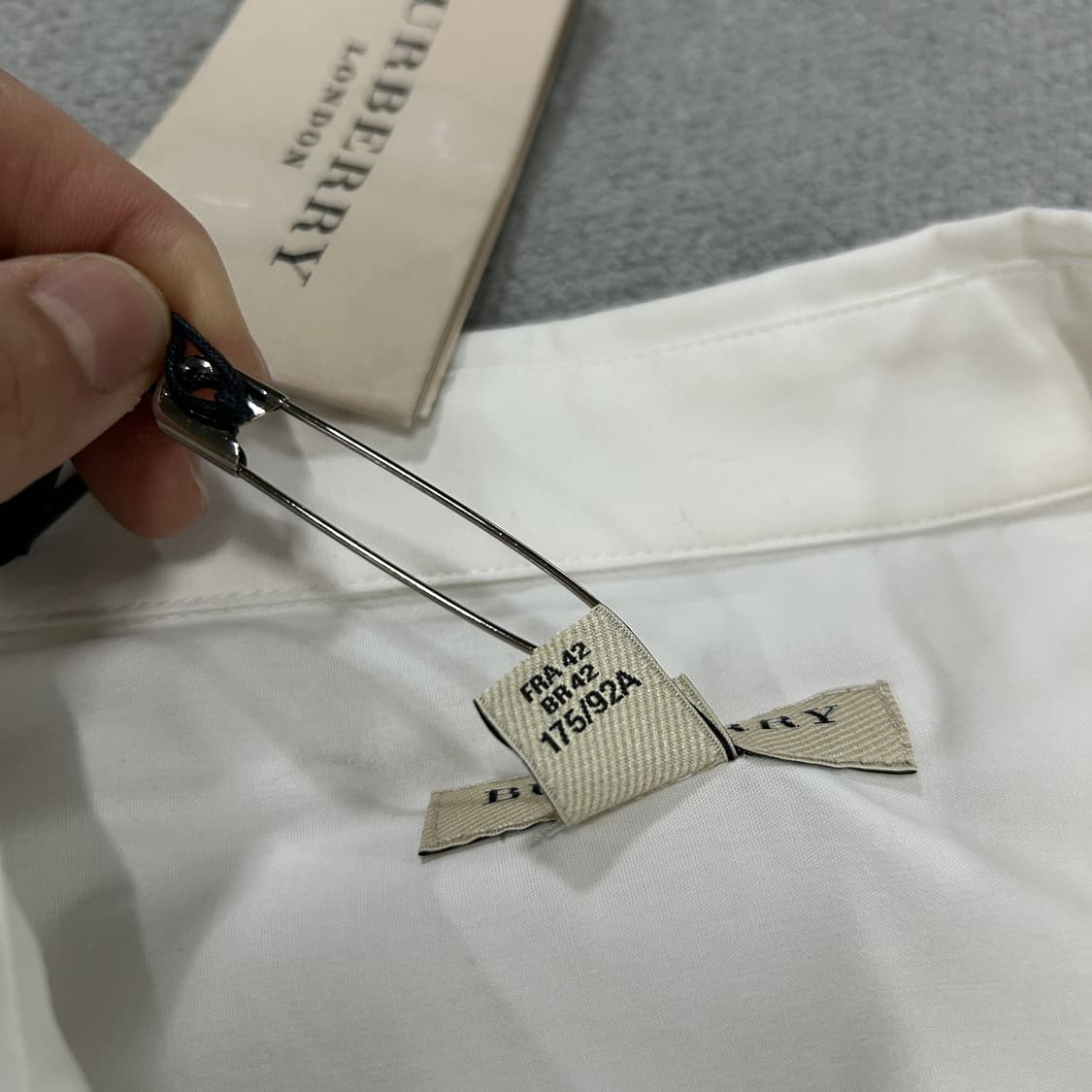 버버리 런던 화이트 셔츠 새상품 택 attached s 상품이미지5