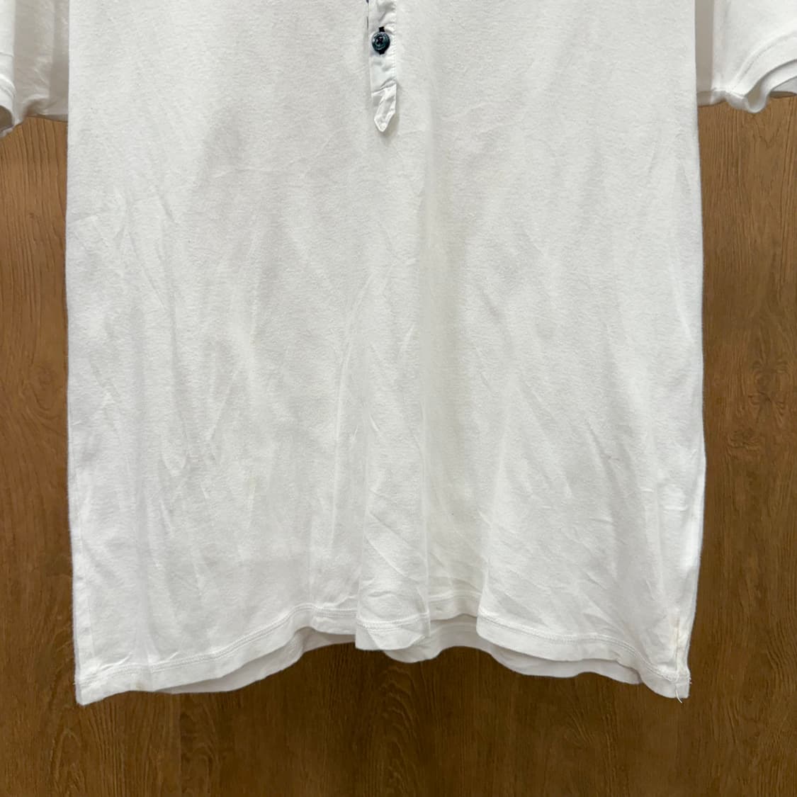 버버리 블랙라벨 헨리넥 자수 로고 반팔 티셔츠 4단추 디테일 화이트 상품이미지5