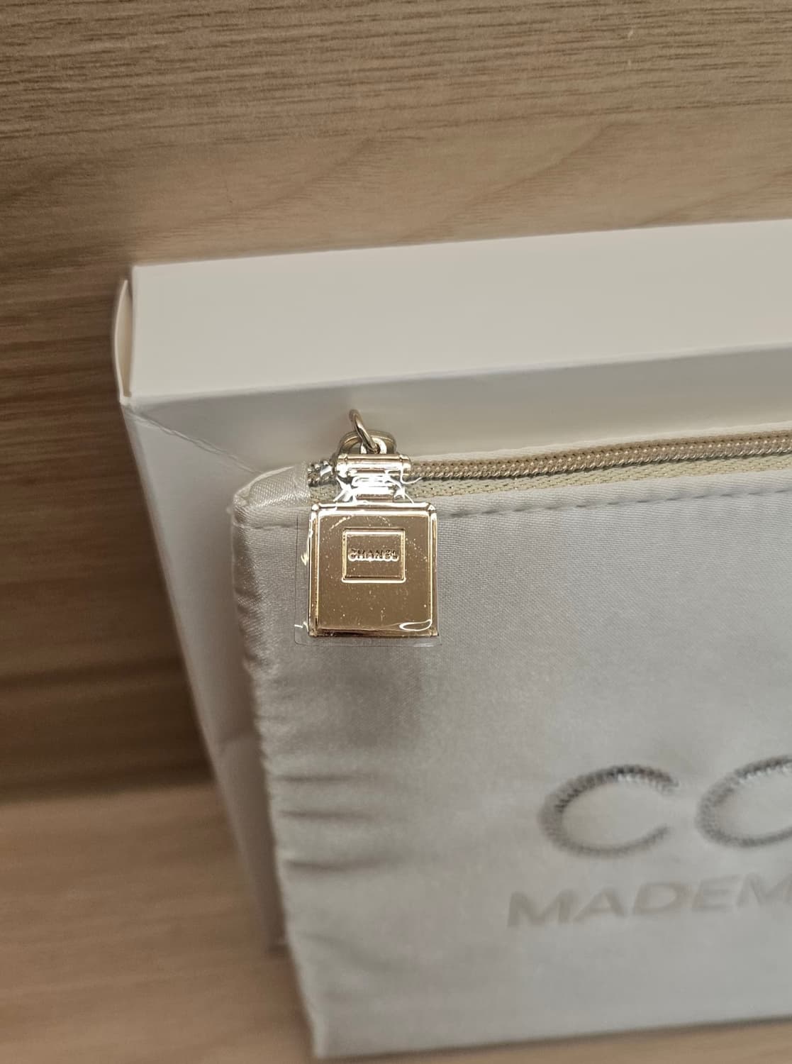 샤넬 뷰티 클러치 파우치 실버 상품이미지5