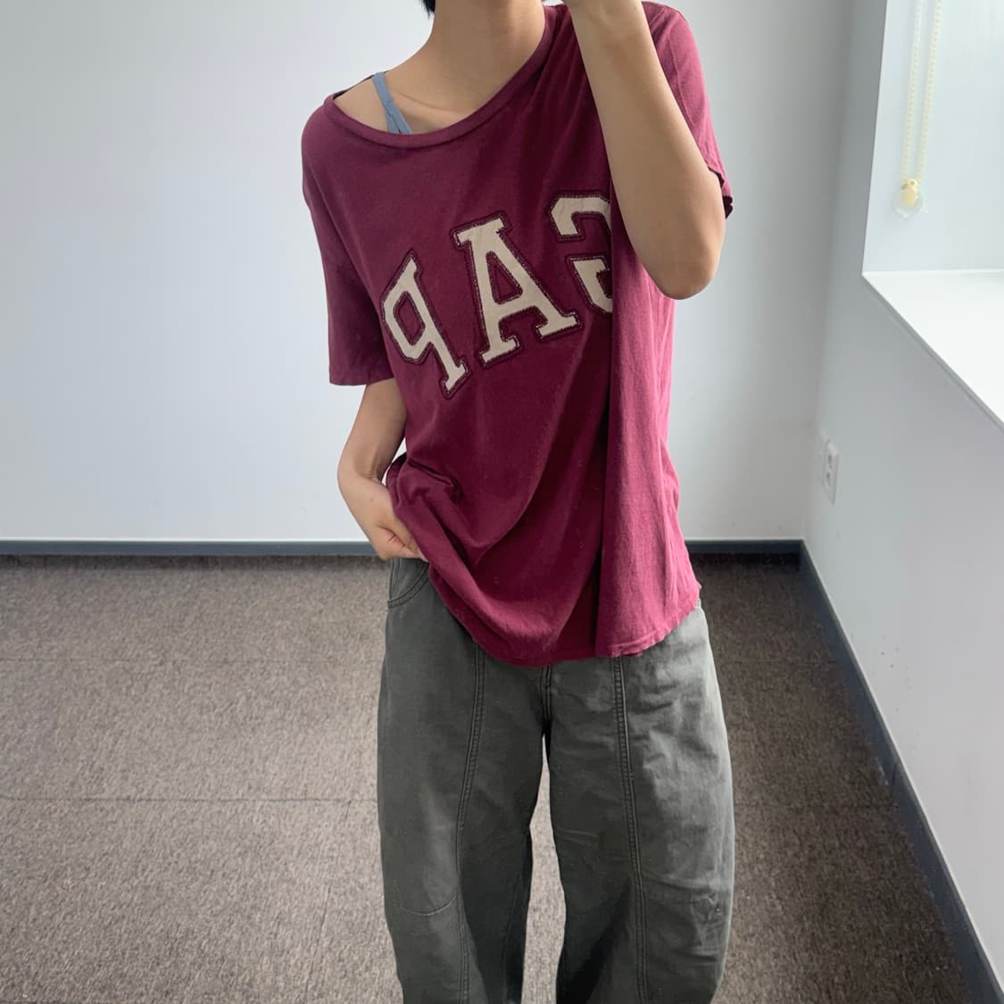 Gap 갭 베이지 로고 버건디 반팔  상품이미지2