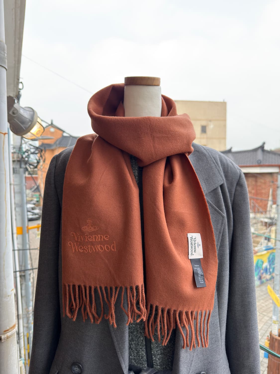비비안웨스트우드  오브 로고 울 머플러 코랄 상품이미지1