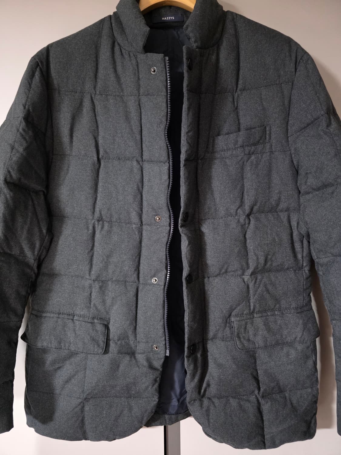 헤지스 프리미엄 구스다운 경량패딩자켓.
싸이즈 95~100. 남자 상품이미지2