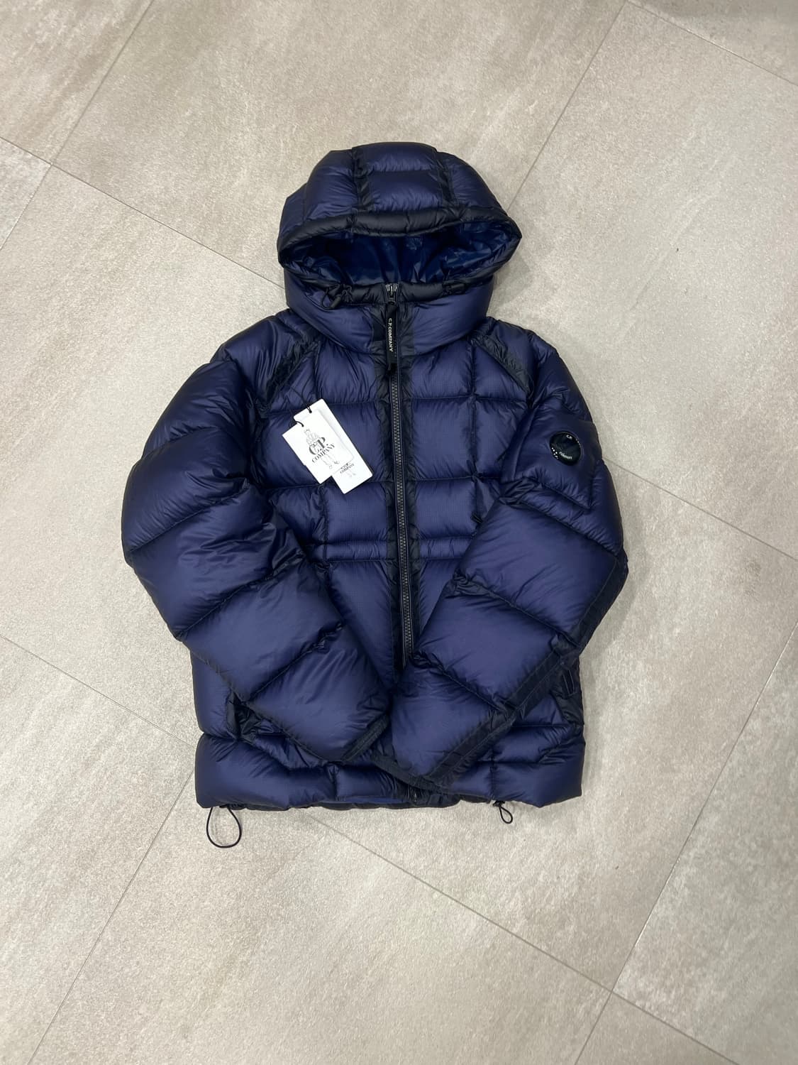 C.P. 컴퍼니 D.D. 쉘 후드 다운 자켓 이클립스 블루 - 25FW 상품이미지1