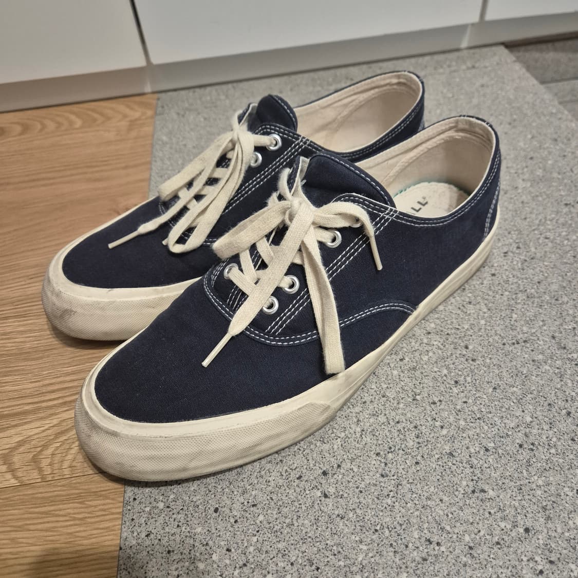 캐치볼 스니커즈 네이비 280mm 팝니다 상품이미지1