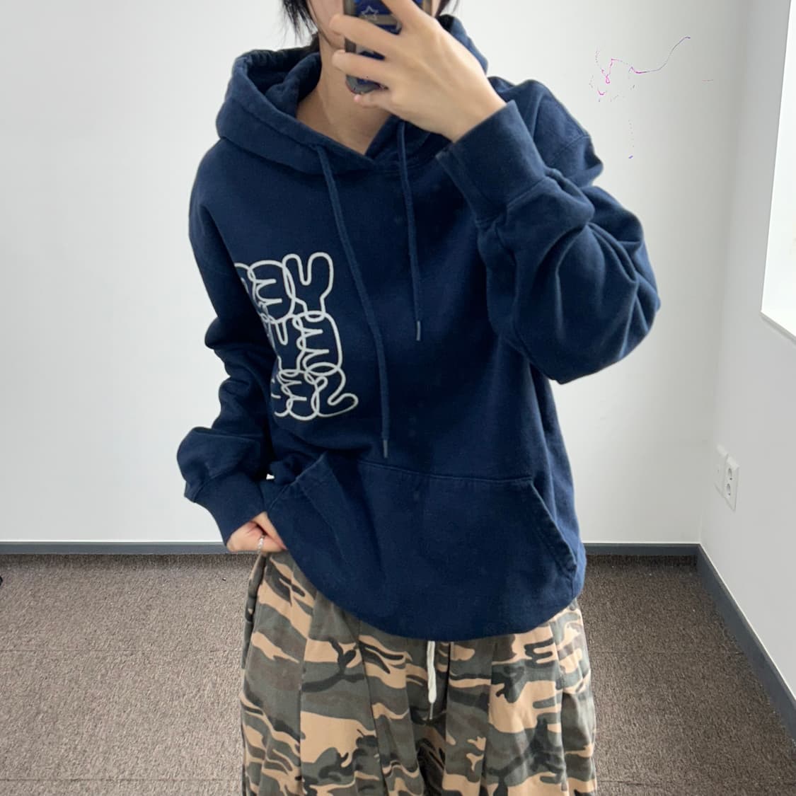 Yeseyesee 예스아이씨 백 포인트 로고 네이비 후드티 상품이미지1