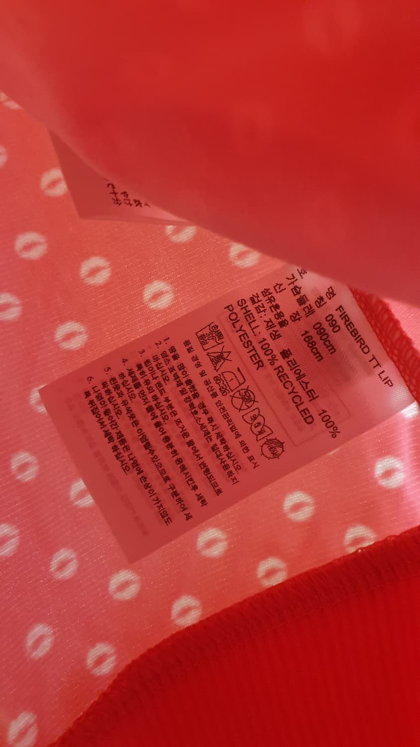 아디다스 핑크색 트랙탑 판매합니다. 독특한 입술 패턴이 매력적인 제품입니 상품이미지4